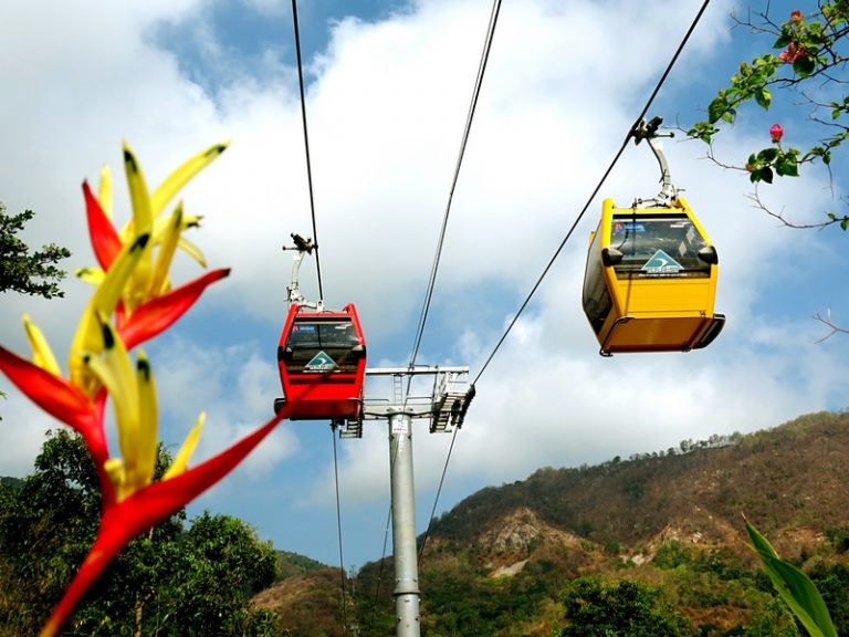 Cáp treo núi Cấm khang trang mới được khánh thành ngày 14/2/2015 (Ảnh: angiangtourist.vn)