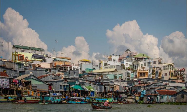 Châu Đốc với nét đẹp đô thị nhưng vẫn còn lưu giữ cả vẻ đẹp sông nước bình dị (Ảnh: Pedro Nascimento)