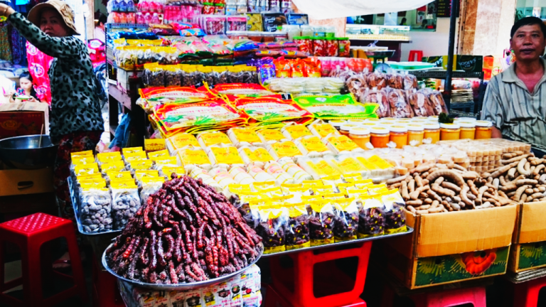 Chợ Châu Đốc, nơi tập trung đầy đủ các sản vật đặc trưng của miền Tây (ảnh sưu tầm)