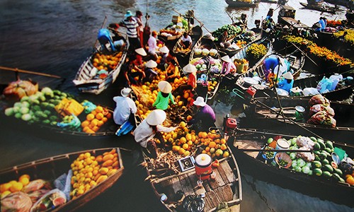 Sản vật chủ yếu của chợ nổi là cây trái miệt vườn (ảnh sưu tầm)