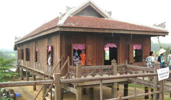 Nhà sàn cổ với nét đặc trưng đậm chất dân tộc (ảnh sưu tầm)