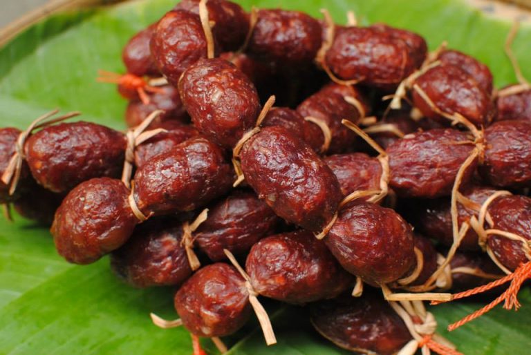 Tung lò mò, loại lạp xưởng đặc trưng nổi tiếng của người Chăm (ảnh sưu tầm)