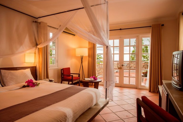 Mỗi phòng nghỉ đều có ban công rộng rãi để du khách thỏa sức ngắm cảnh. Ảnh: victoriahotels.asia