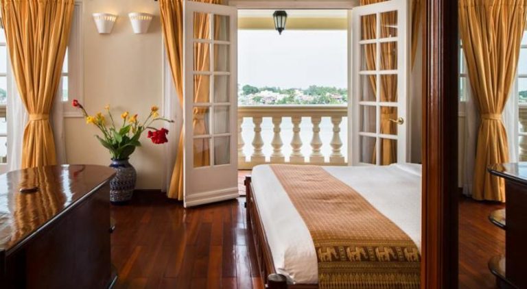 Phòng rộng rãi, thoáng mát với ban công nhìn ra sông Hậu (Ảnh: Vntrip.vn)