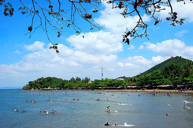 Bãi biển Mũi Nai đông đúc người tới du lịch nghỉ dưỡng (Ảnh: Sưu tầm)