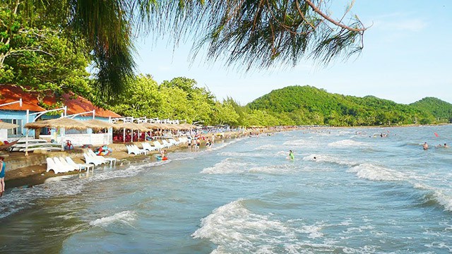 Du lịch biển Mũi Nai với những con sóng xô bờ cát (Ảnh: Sưu tầm)