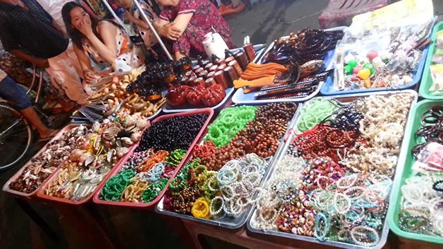 Chợ đêm với đủ các loại mặt hàng (Ảnh: Sưu tầm)