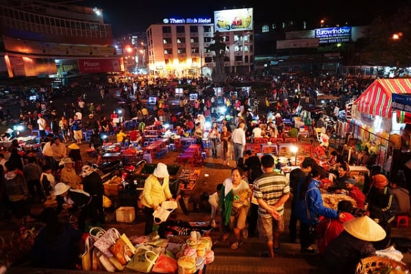 Chợ đêm đông đúc và lấp lánh ánh đèn (Ảnh: Sưu tầm)