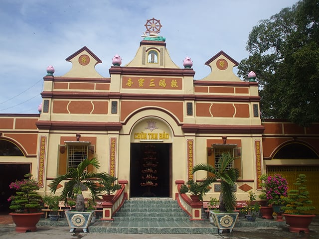 Tham quan chùa Tam Bảo (Ảnh: Sưu tầm)