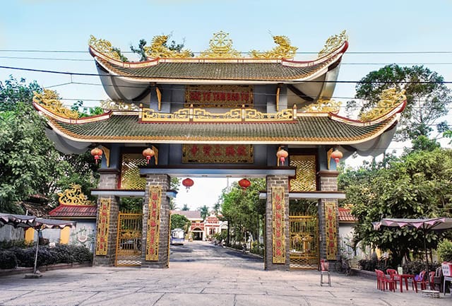 Đi chùa Tam Bảo (Ảnh: Sưu tầm)