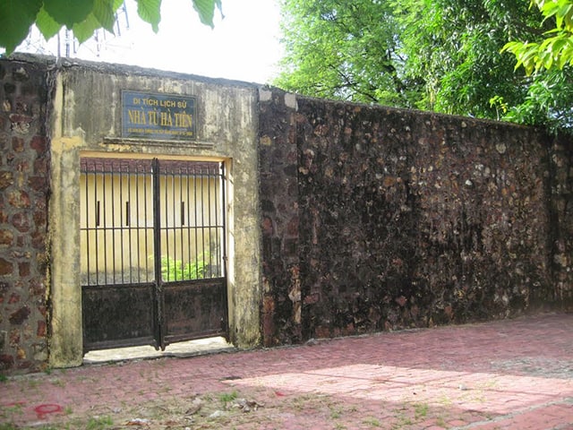 Tham quan Nhà tù Hà TIên (Ảnh: Sưu tầm)