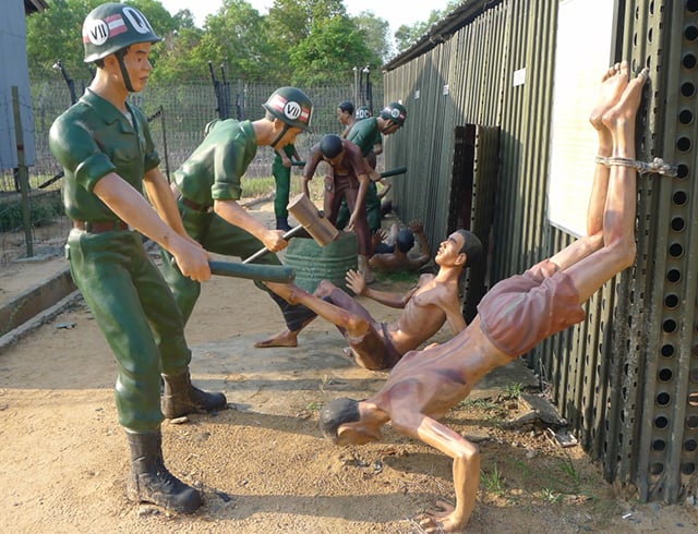 Những cách thức tra tấn tàn nhẫn của thực dân Pháp với quân dân ta (Ảnh: Sưu tầm)
