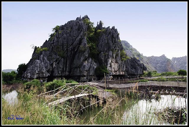 Núi đá dựng (Ảnh: Sưu tầm)
